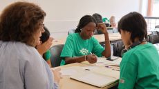 Alumnes del Campus Ítaca escribint.